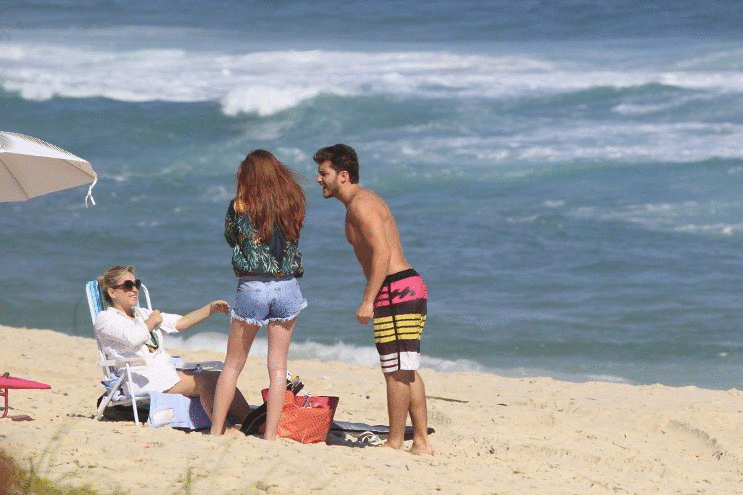 Marina Ruy Barbosa e seu namorado Klebber Toledo vão à praia na tarde desta quinta (24). A mãe da atriz, Gioconda, também estava lá. Não à toa, Marina já disse que sua mãe é sua melhor amiga 