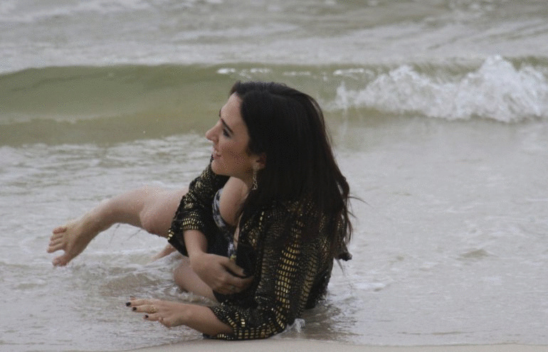A atriz Tatá Werneck, sob a alcunha de Valdirene, não economizou em sensualidade para gravar a novela Amor à Vida no Rio de Janeiro, na manhã desta sexta-feira (22)