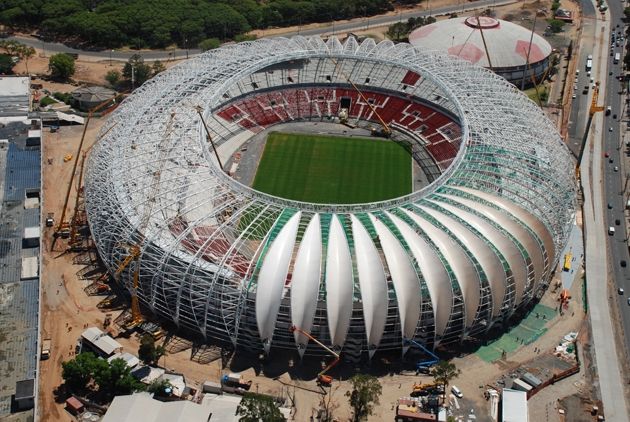 Nova cobertura do estádio Beira-Rio começa a ser montada