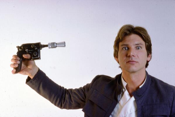 Ator que fazia Chewbacca em Star Wars divulga foto de bastidores do filme. Na foto, Harrison Ford nos bastidores de Star Wars