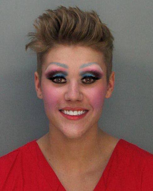 Mal saiu a foto de Justin Bieber fichado, nesta quinta-feira (23), e o cantor já virou meme na internet. Esta foi a drag Ru Paul que fez chamando para seu reality show que começa na segunda-feira (27)