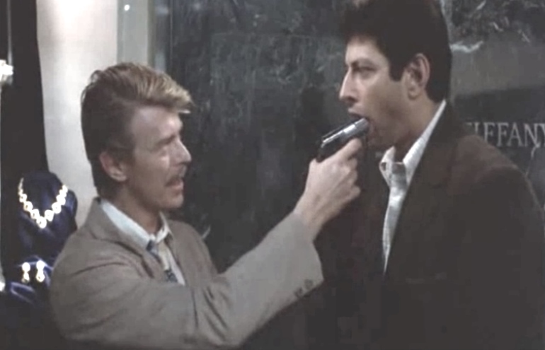 Bowie participa dessa comédia que tem um elenco incrivelmente grande e diverso.