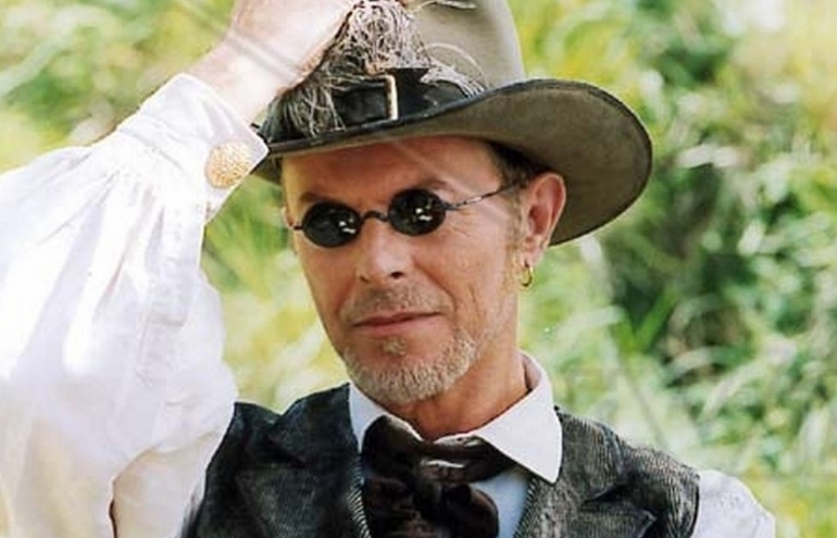 Bowie nunca esteve tão malvadão quanto no papel do matador Jack Sikora, que persegue o protagonista do filme