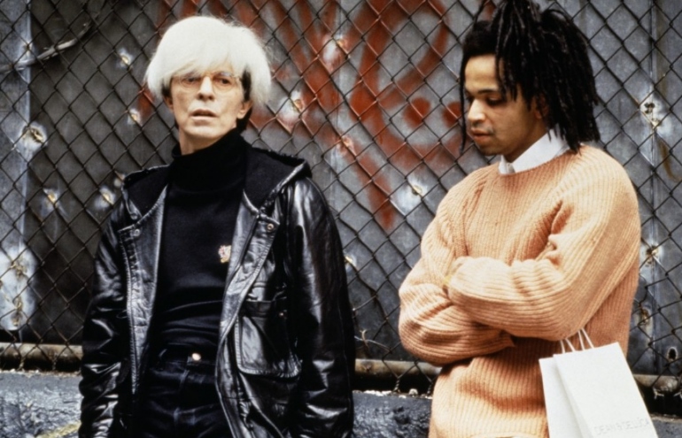 Bowie ganhou uma cabeleira branca para interpretar o pai da pop art, Andy Warhol