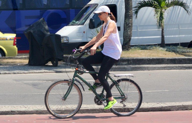 A atriz Julia Lemmertz foi vista na manhã desta segunda-feira (10) passeando de bicicleta no bairro do Leblon, no Rio de Janeiro. De acordo com o site ClimaTempo, a temperatura na cidade é de 33ºC
