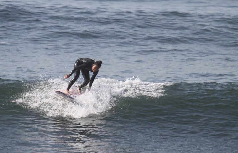 A atriz Daniele Suzuki, de 36 anos, aproveitou a manhã desta terça-feira (11) para ter aulas de surfe na praia da Macumba, no Rio de Janeiro. Em dado momento, a atleta ocasional levou um tombo, mas isso não foi impedimento para seguir em frente 