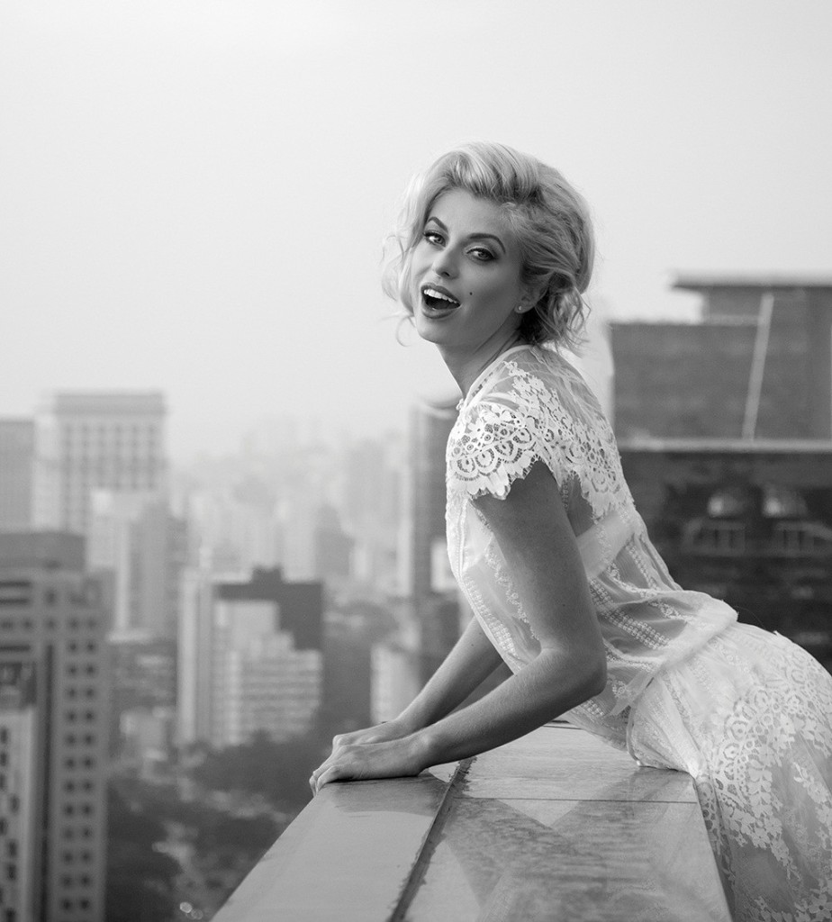 Adivinhe quem é esta famosa que incorporou Marilyn Monroe em ensaio