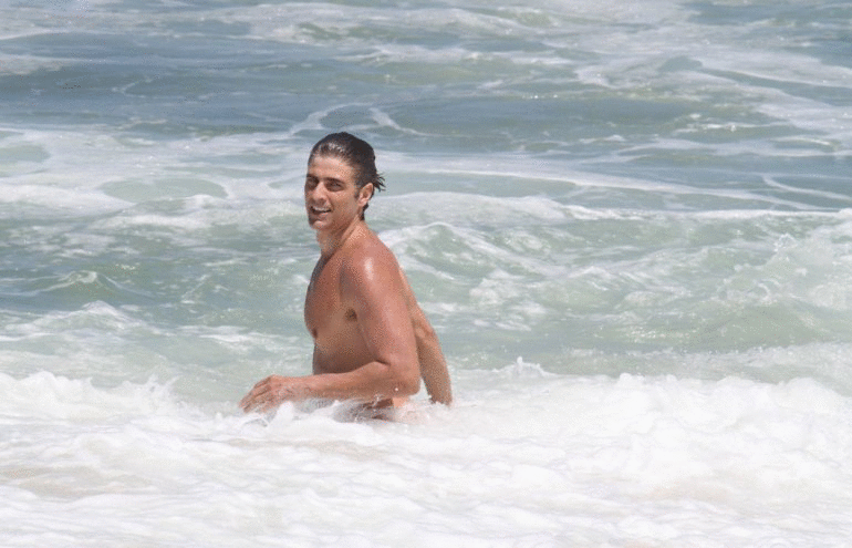 O ator Reynaldo Gianecchini aproveitou que estava na praia da Macumba, no Rio de Janeiro, para dar um pulo no mar, após gravar cenas para a novela Em Família, da TV Globo. Aos 41 anos, o ator, que já foi modelo, mostrou que ainda mantém sua boa forma