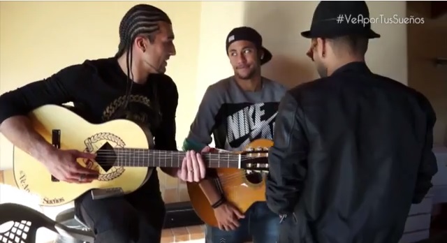 Neymar fazendo um som com Pinto e Dani Alves