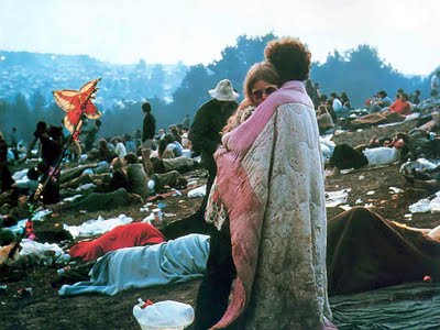 Mas o grande filme da contracultura foi o documentário Woodstock (1970),   sobre o famoso festival de música realizado em 1969. Em cena, diversos   takes do povo fumando um