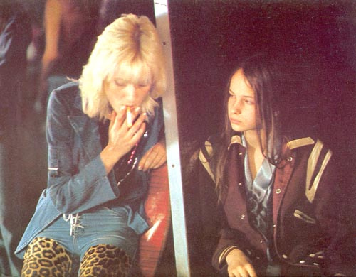 Enquanto isso, na Europa, o cult movie Christiane F: 13 Anos, Drogada e   Prostituída (1981) chocava o mundo. A protagonista inspirada em fatos   reais começava fumando maconha e acabava viciada em heroína. Básico