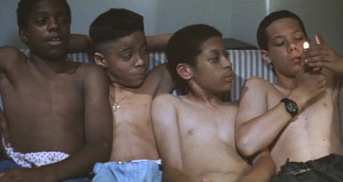 Em 95, o filme que abalou (de novo) o mundo: Kids, de Larry Clark. Os   jovens do filme eram despudorados, drogados, alienados e hedonistas.   Nesta cena, meninos dividem um baseado