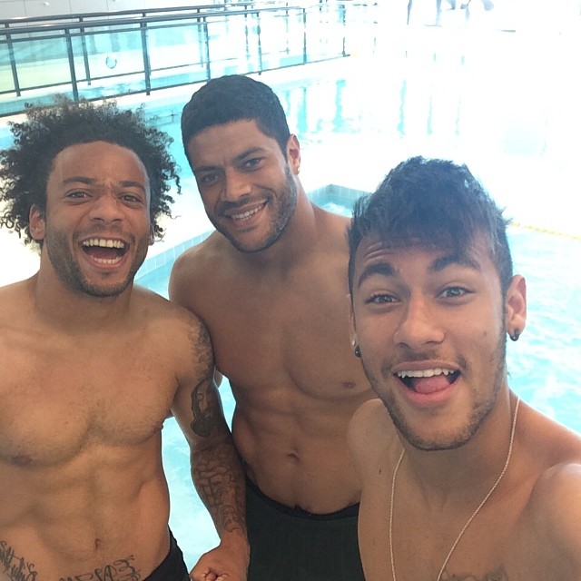 Neymar em um momento de descontração com os amigos da seleção