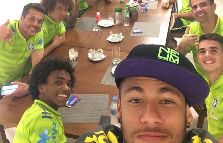 Selfie de Neymar em um almoço da Seleção Brasileira