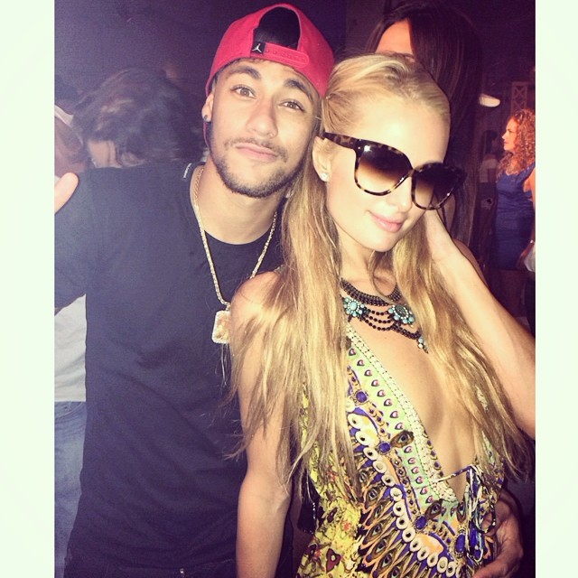Neymar na balada com Paris Hilton