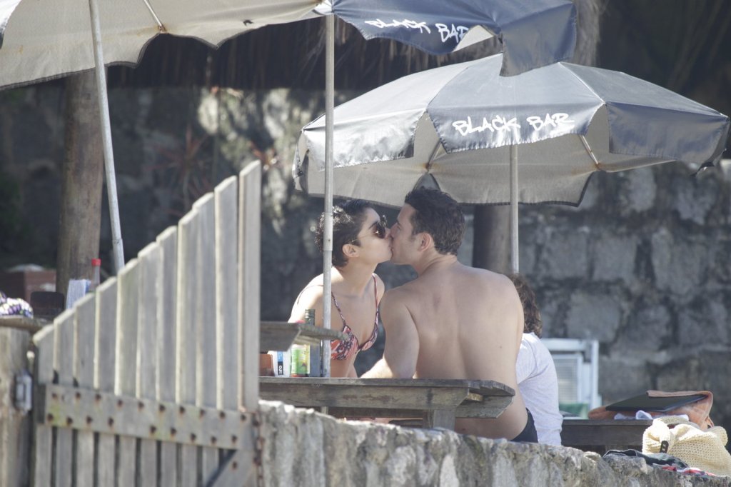 Sophie Charlotte e Daniel de Oliveira beijam muito 