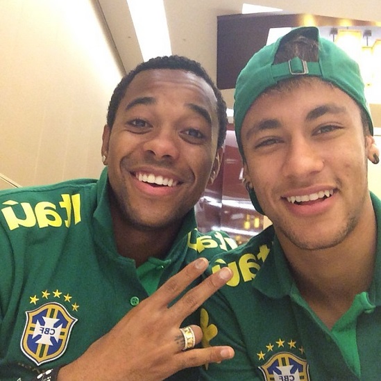 Neymar curtindo uma concentração com o parceiro Robinho