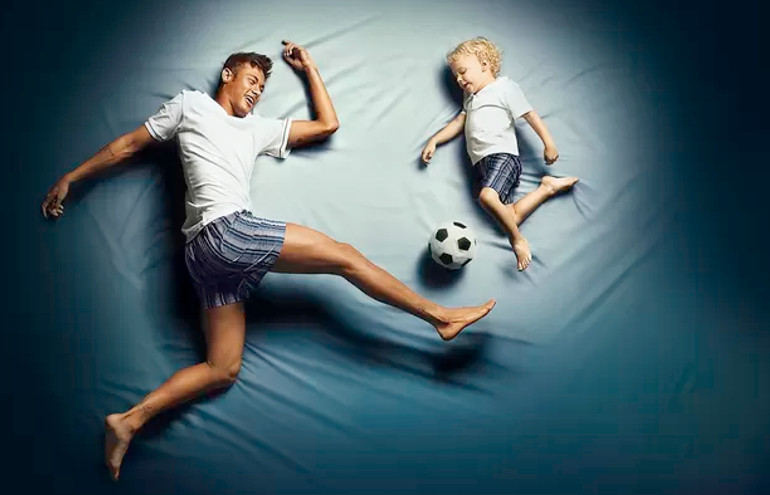 Neymar curtindo uma cama com seu filho David Lucca