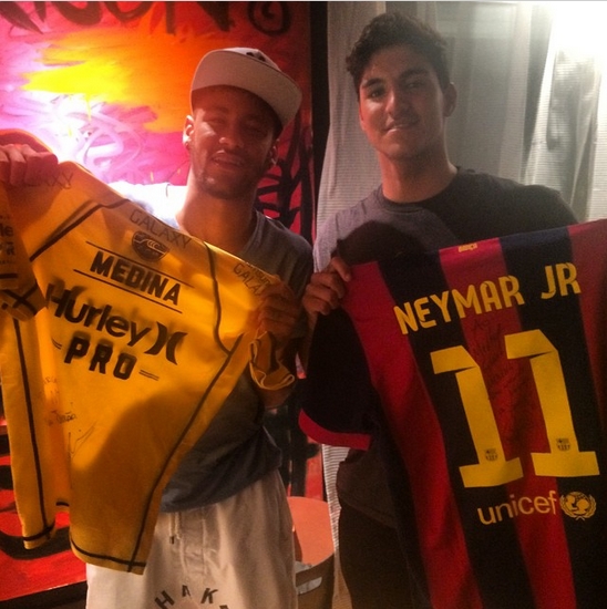Neymar é um dos parças do surfista Gabriel Medina