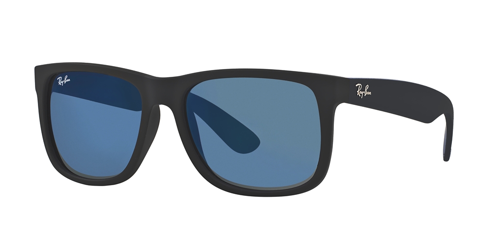 Óculos de sol Ray Ban modelo Justin com armação soft touch preta e lentes azuis espelhadas; R$ 399, na Óticas Carol (http://www.oticascarol.com.br/) 