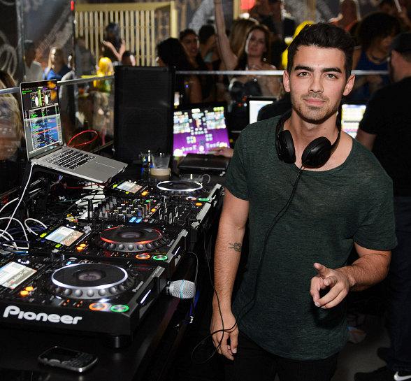 Sim, o cara do meio do Jonas Brothers também é DJ.