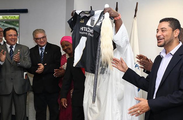 O nigeriano Oba Al-Maroof Adekunle Magbagbeola recebe camisa da Ponte Preta