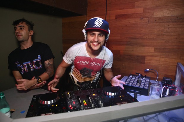 Guilherme Leicam adicionou seu nome à listinha de globais que gostam de brincar de DJs