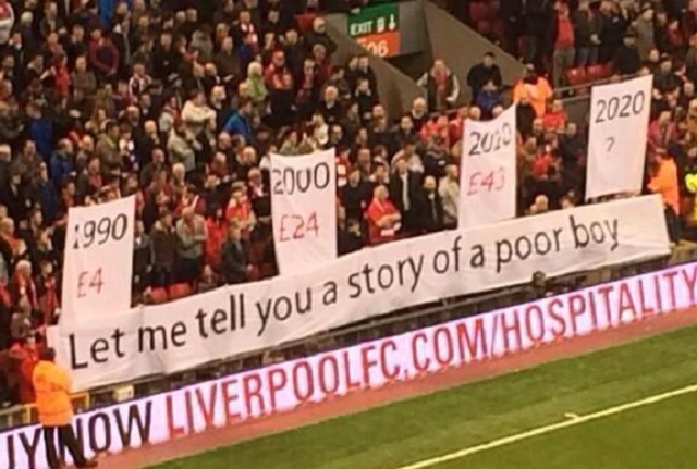 Protesto da torcida do Liverpool na partida contra o Stoke City