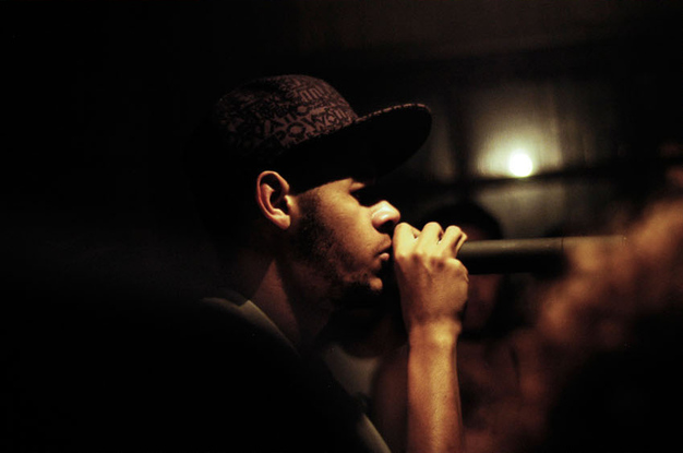 O rapper Emicida é um dos adeptos do boné, item obrigatório na cultura Hip Hop 