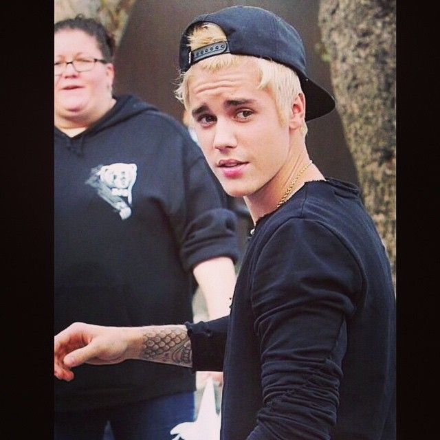 Justin Bieber publicou foto recente com os cabelos descoloridos, mas ainda continua fiel a sua coleção de bonés 