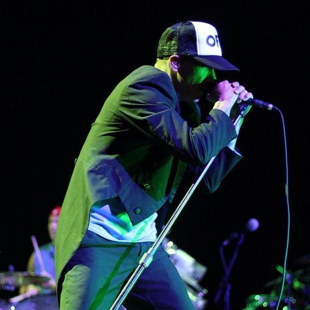 Anthony Kieds, vocalista do Red Hot Chilli Peppers, usa boné trucker em show da banda