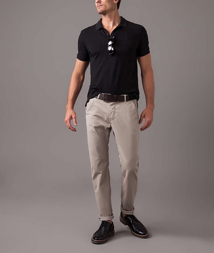 Camisa polo; R$ 259, calça caqui; R$ 329, na VR (www.vrsaopaulo.com.br). Preço pesquisado em dezembro de 2014, sujeito a alteração