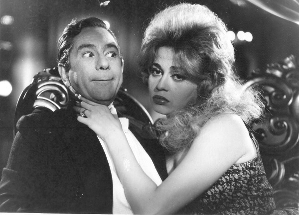 Norma Bengell e Oscarito no filme O Homem do Sputnik (1958)