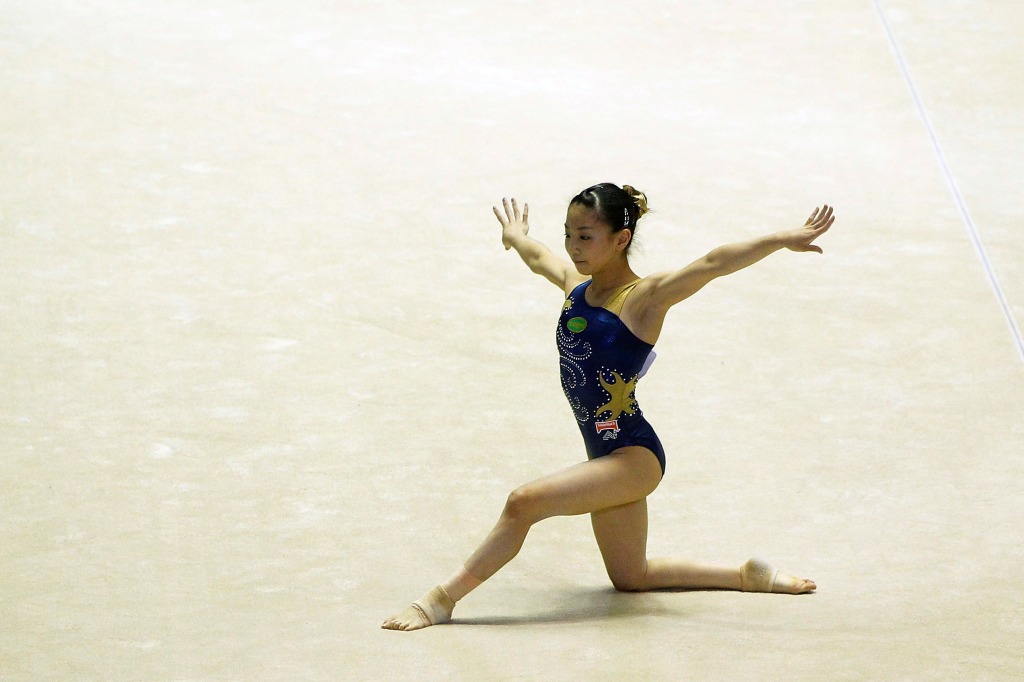 Ginasta olímpica de sucesso, apenas pouca idade, Asuka Teramoto é a menor e mais leve atleta do mundo: com 1,36 m de altura e 30 kg