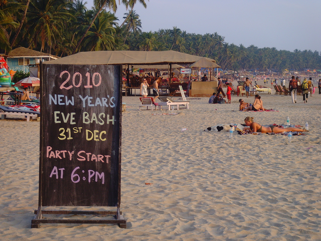 Se o seu negócio é praia, certamente gostaria de passar um Réveillon em Goa. Viajantes mochileiros de todo o mundo se juntam para dançar e beber em frente à cabanas e palmeiras. Casas e igrejas ficam iluminadas com luzes coloridas nessa época do ano.