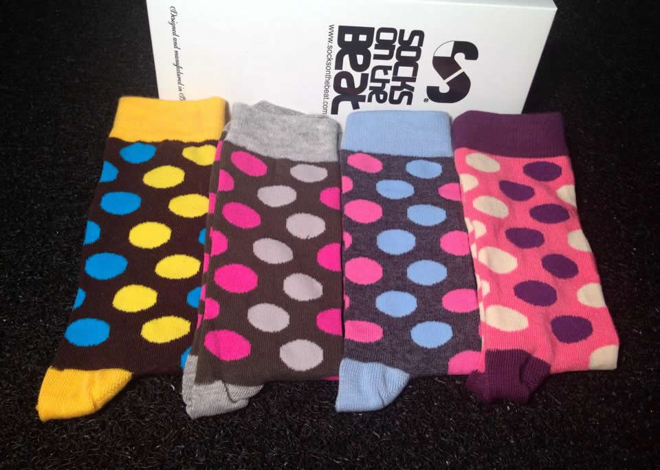 Ou então essas meias coloridas de bolinhas da marca brasileira Socks on the beat / Preço: 39,90 cada   <a href=http://www.socksonthebeat.com/><em>site da marca</em></a> 