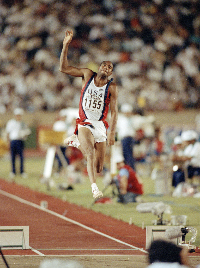 O americano Mike Powell entrou para a história do esporte em 1991, no Japão, ao registrar o recorde mundial no salto em distância: 8,95m.  é praticamente a mesma distância que um Canguru pode alcançar.