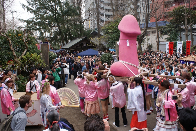 Velhinhos chupando pirulitos fálicos, homens vestidos como mulheres carregando um pinto gigante e mamães comprando móveis em formato de pênis. Essas são algumas das cenas do Kanamara Matsuri (festival do pinto de aço), que ocorre no mês de abril, na província de Kawasaki. O festival celebra a fertilidade primaveril.