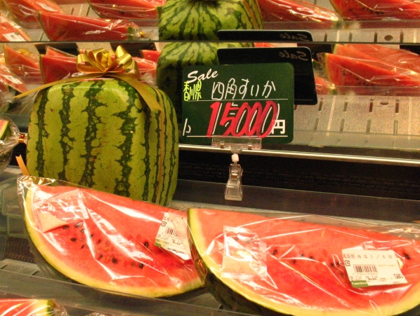 Outra invenção que pegou no Japão foram as melancias quadradas, mais fáceis de empilhar no supermercado e de guardar na geladeira. Depois, os caras inventaram ainda a melancia em forma de coração (amor, suculento amor).
