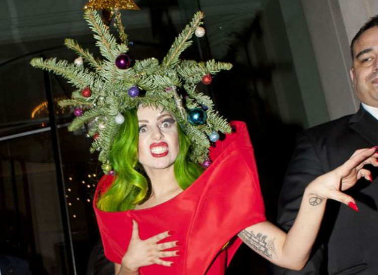 Lady Gaga gosta tanto da data que durante um concerto em 2010, ela recebeu um boneco Papai Noel. Ela simplesmente o mordeu na cabeça e rasgou-o com a ponta de seu salto