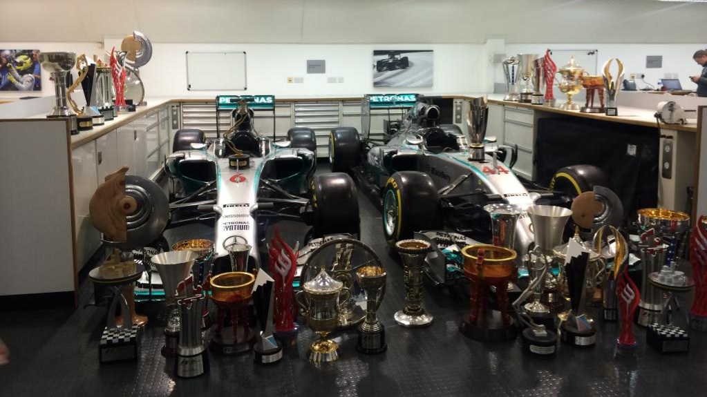 Mercedes exibe carros e troféus conquistados em 2014