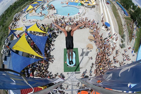 Darren Taylor, conhecido nos Estados Unidos como Professor Splash, é dono do recorde de salto em uma piscina infantil. O maluco pulou de uma altura de quase 11 metros em direção da água e juntou o recorde aos outros 12 que ele possui registrado no livro Guinness.