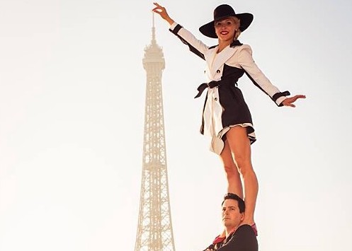 Desbancando qualquer pose tonta feita na torre Eiffel