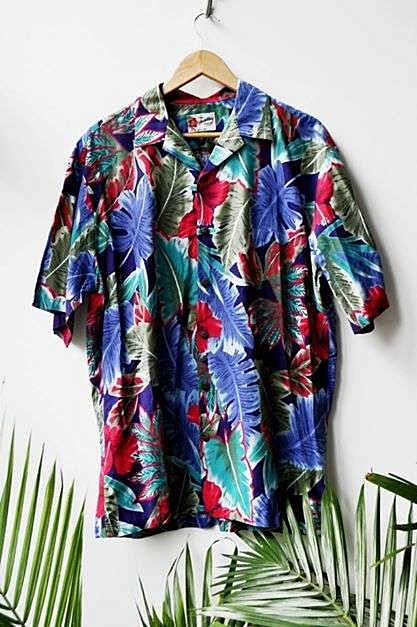 Camisa 100% algodão do Havaí; R$ 165, no Enjoei (www.enjoei.com.br/p/hawaiian-shirt-1953556). Preço pesquisado em janeiro 2015, sujeito a modificações 