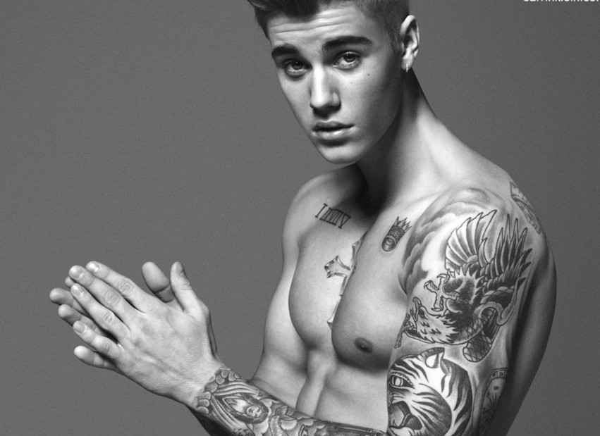 Justin Bieber posa para a Calvin Klein e mostra seu tanquinho