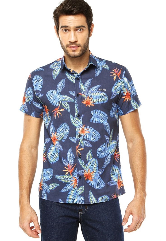 Camisa Colcci Estampa Tropical Azul; R$ 259, na Dafiti (www.dafiti.com.br). Preço pesquisado em janeiro 2015, sujeito a modificações