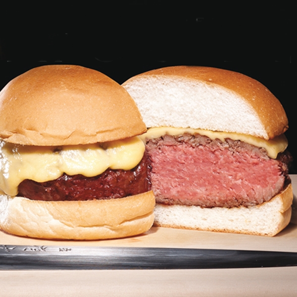 Hamburgueria Nacional do chef Jun Sakamoto serve burger de kobe, de origem japonesa, e considerada uma das carnes mais saborosas do mundo. Isso lá tem seu preço, já que iguaria custa setenta mangos. (hamburguerianacional.com.br)