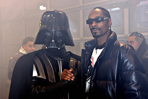 O rapper selou parceria com o lado negro da força ao participar de um comercial da Adidas que tinha Darth Vader &Cia