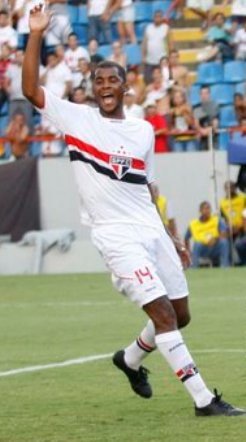 Com passagens por clubes como Vasco, São Paulo e Fluminense, o zagueiro foi pego no doping em 2007, quando estava no tricolor carioca. Voltou a jogar depois de 120 dias afastado