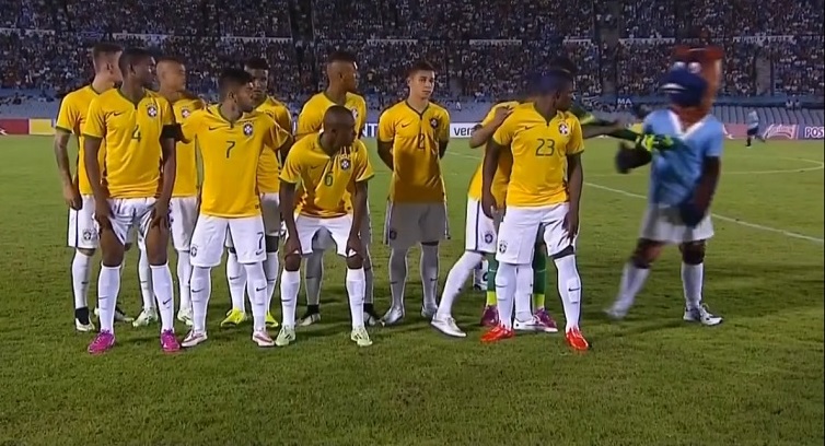 Jogadores brasileiros se irritam com presença de mascote uruguaio em foto